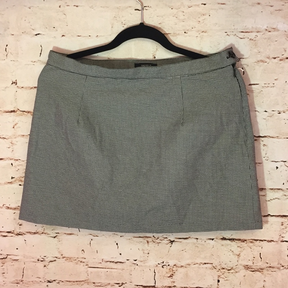 FOREVER 21 Mini Skirt Gingham 29